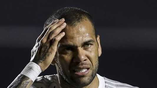 Daniel Alves é acusado de estuprar mulher em Barcelona