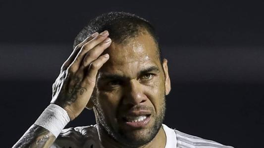 Daniel Alves é acusado de estuprar mulher em Barcelona