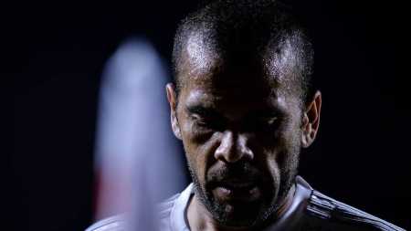 Daniel Alves é acusado de estuprar uma jovem em uma boate de Barcelona