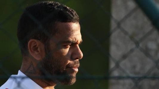 Daniel Alves está detido desde a sexta-feira (24), acusado de agressão sexual