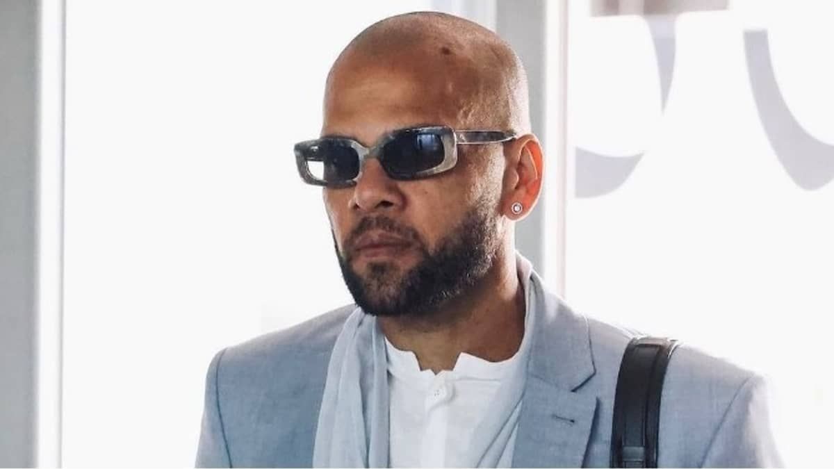 Daniel Alves ficou 15 minutos com mulher no banheiro de casa noturna, diz jornal