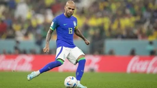 Daniel Alves está preso em Barcelona