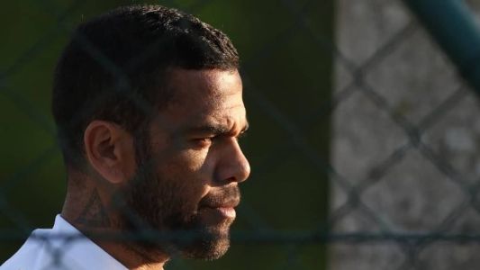 Daniel Alves está detido na Espanha acusado de agressão sexual