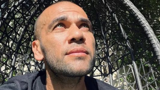 Daniel Alves está detido na Espanha acusado de estupro