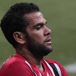 Mãe de Daniel Alves se reúne com advogados e indica confiança na inocência do jogador 