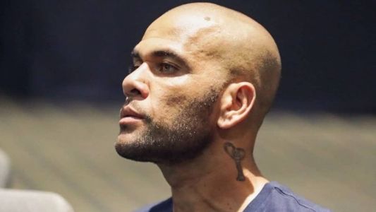 Daniel Alves está preso, acusado de estupro, desde janeiro
