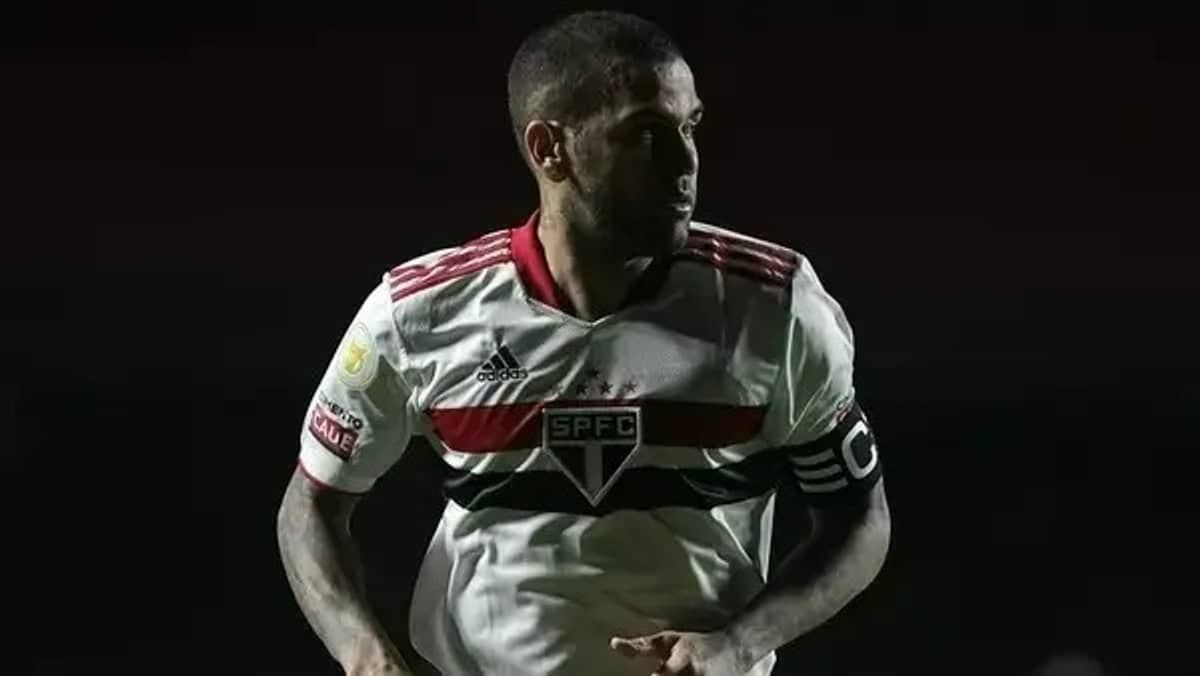 Daniel Alves distribui autógrafos na cadeia