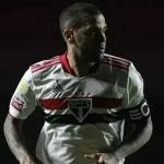 Daniel Alves distribui autógrafos na cadeia