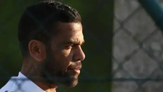 Daniel Alves está preso preventivamente e espera julgamento