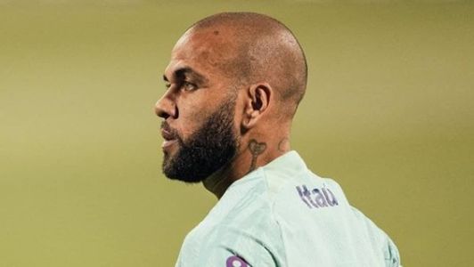 Daniel Alves está preso provisoriamente em Barcelona, na Espanha
