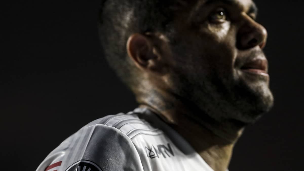 Juíza espanhola decreta prisão provisória de Daniel Alves após denúncia de assédio sexual