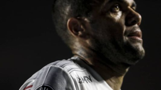 Daniel Alves, ex-São Paulo, foi preso provisoriamente nesta sexta (20)