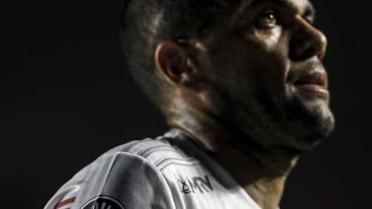 Daniel Alves, ex-São Paulo, foi preso provisoriamente nesta sexta (20)