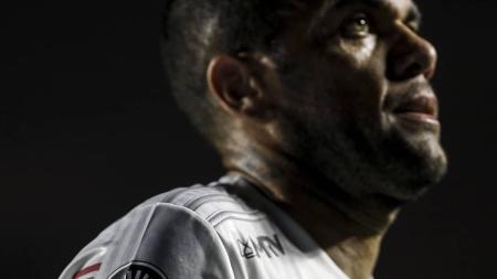 Daniel Alves, ex-São Paulo, foi preso provisoriamente nesta sexta (20)