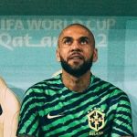 Daniel Alves é advertido por 'tocar percussão' na cadeia