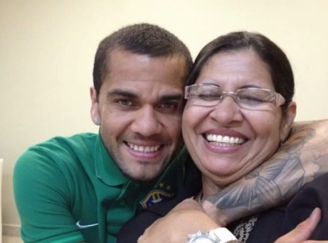 Suposta vítima de Daniel Alves pretende denunciar mãe do jogador, diz jornal