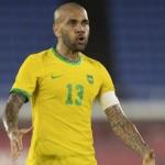 Jogador Daniel Alves é detido na Espanha após denúncia de assédio sexual