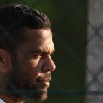 Daniel Alves apresenta quarta versão sobre encontro com mulher que o acusa de estupro
