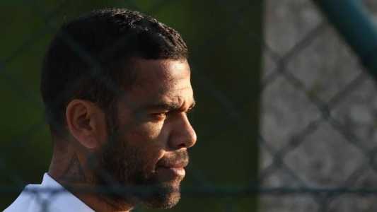 Daniel Alves tenta esperar pelo julgamento por estupro em liberdade