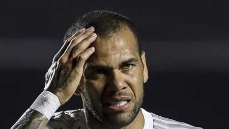 Daniel Alves tentar responder à acusação em liberdade