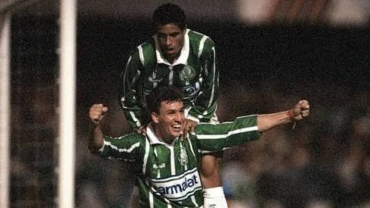 Daniel Frasson, de braços abertos, comemora gol pelo Palmeiras