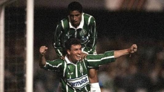 Daniel Frasson, de braços abertos, comemora gol pelo Palmeiras