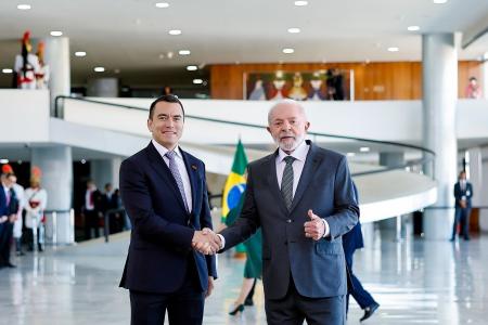 Os presidentes do Equador, Daniel Noboa (esq.), e do Brasil, Lula (dir.)
