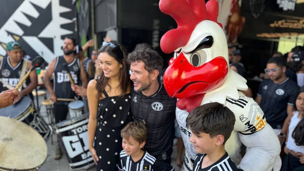 Torcedor do Atlético, ator da Globo inaugura bar no entorno da Arena MRV