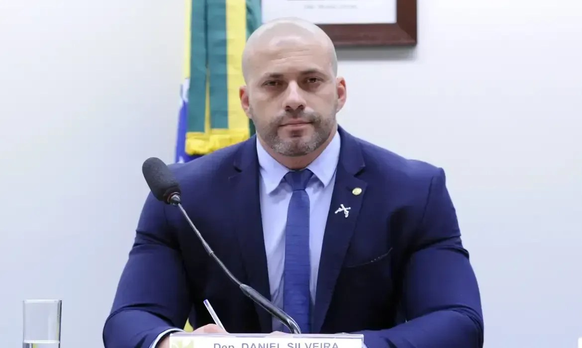 Moraes nega ida de Daniel Silveira para o regime semiaberto e mantém deputado cassado na prisão