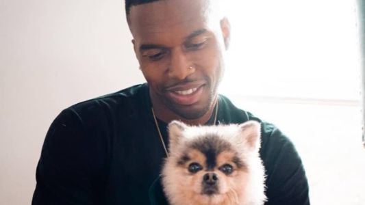 Daniel Sturridge, ex-atacante do Liverpool, com seu cachorro Lucci