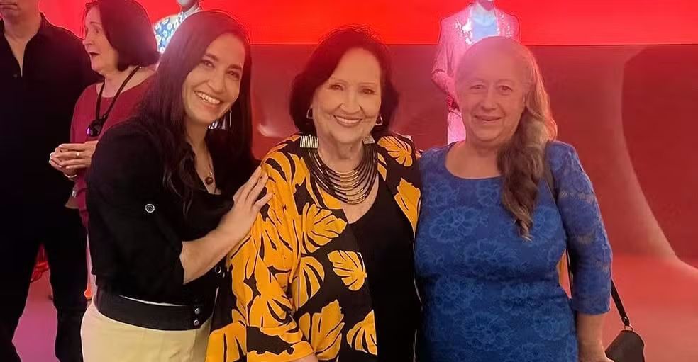 Daniele Hypolito visita exposição sobre Paulo Gustavo e reencontra Dona Déa Lúcia