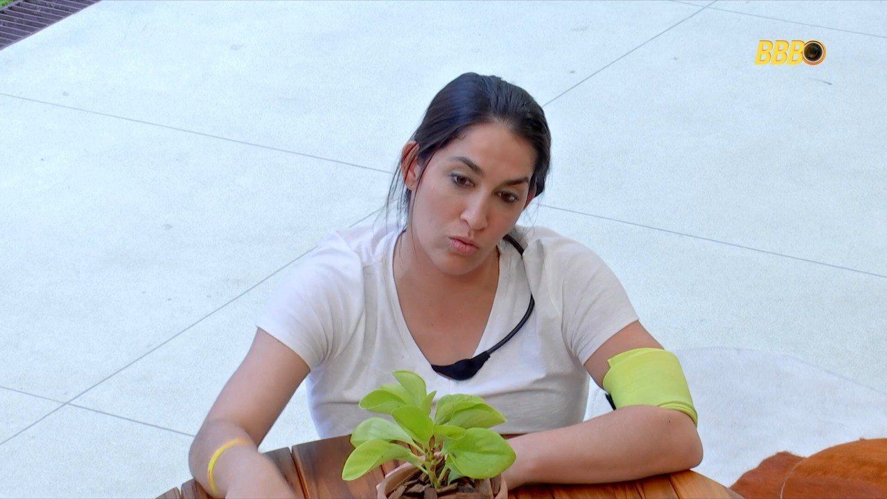 Daniele Hypolito leva bronca por falar de reality da Record no BBB 25: 'cuidado'