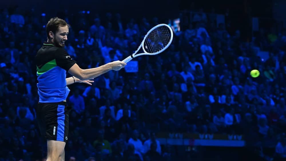 Tênis: Medvedev vence Zverev e se classifica para as semifinais do ATP Finals