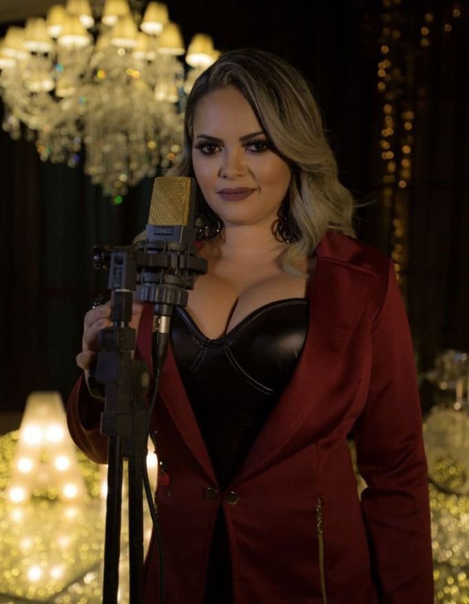 Morre, aos 35 anos, cantora Dani Li paraense dona de brega marcante
