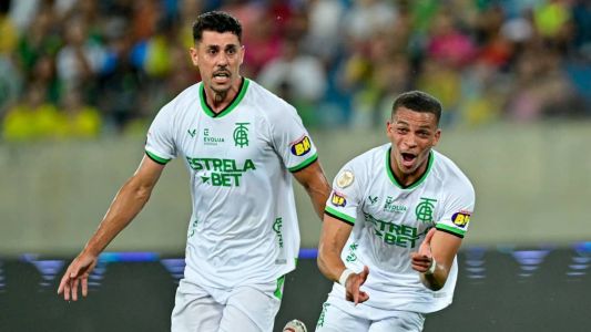 Danilo Avelar e Rodriguinho durante partida entre Cuiabá e América, válida pela 23ª rodada do Campeonato Brasileiro