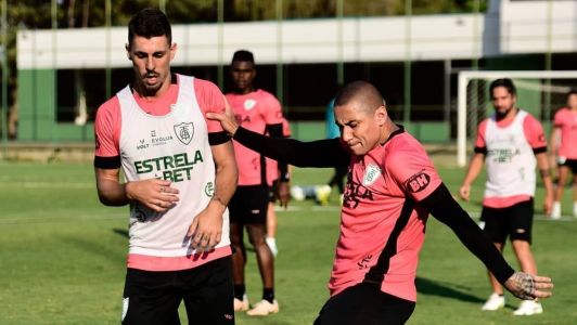 Danilo Avelar (esq) e Wellington Paulista (dir) em treino do América