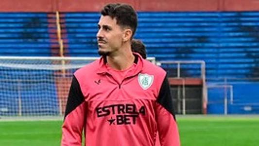 Danilo Avelar se machuca durante partida contra o Corinthians