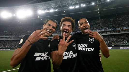 Danilo Barbosa, Adryelson e Marlon Freitas comemorando uma vitória do Botafogo