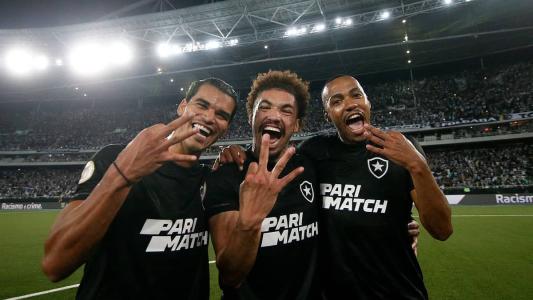 Danilo Barbosa, Adryelson e Marlon Freitas comemorando uma vitória do Botafogo