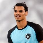 Meias avançam por volta aos jogos do Botafogo, e Tiquinho treina à parte