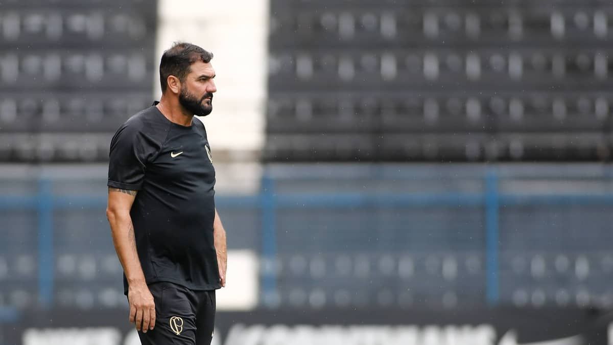 Corinthians vê Danilo “sem clima” e estuda trocar comissão do Sub-20