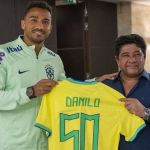 Danilo é homenageado por presidente da CBF após completar 50 jogos na Seleção