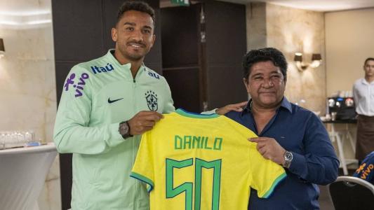 Danilo é completa 50 jogos pela Seleção e é homenageado