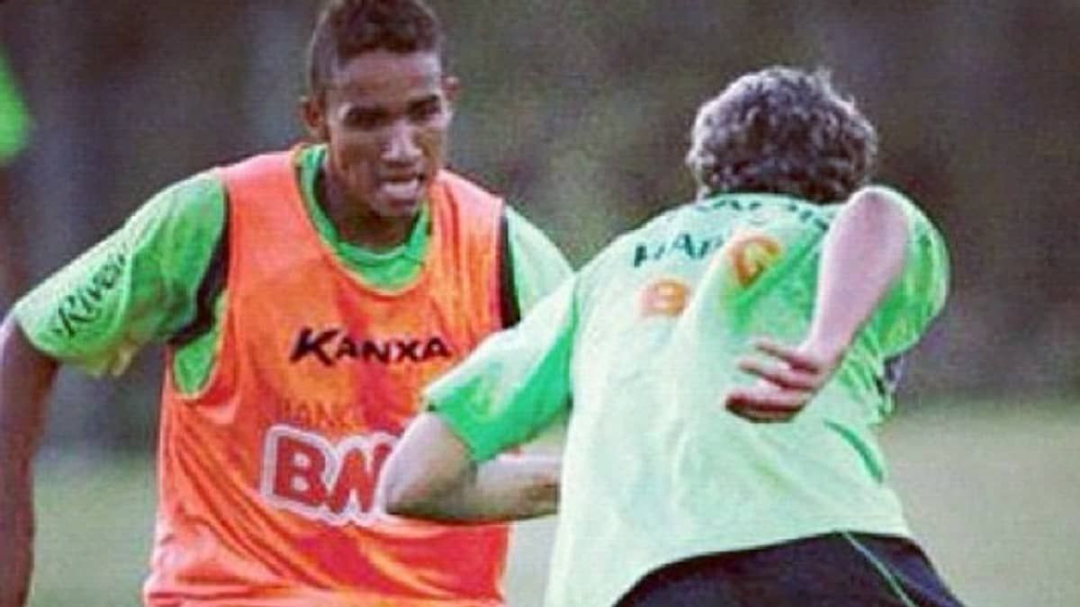 América homenageia lateral Danilo pelos 50 jogos com a Seleção Brasileira