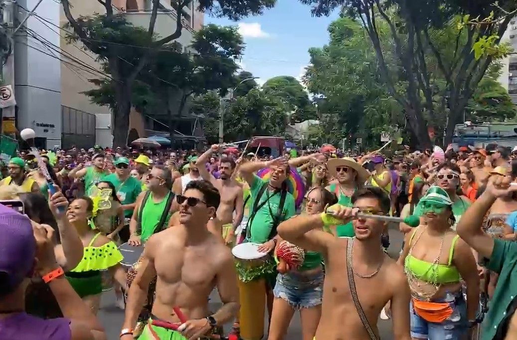 Carnaval: bloco Daquele Jeito enche a rua da Bahia, em BH, com pagodão baiano