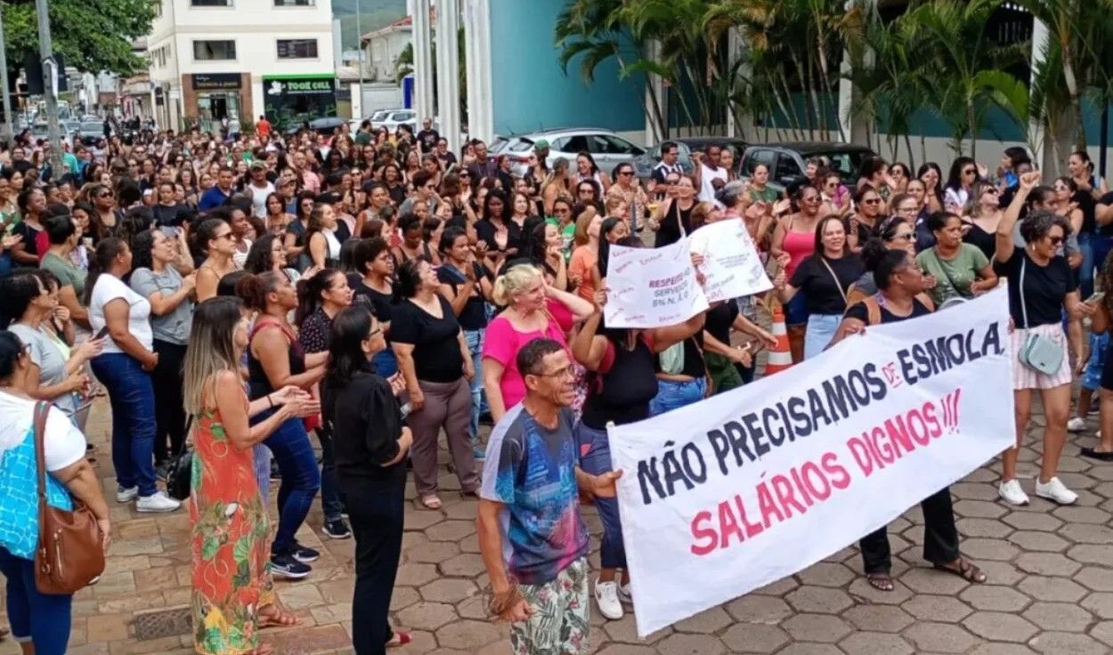 Servidores municipais de Mariana realizam protesto por reajuste salarial