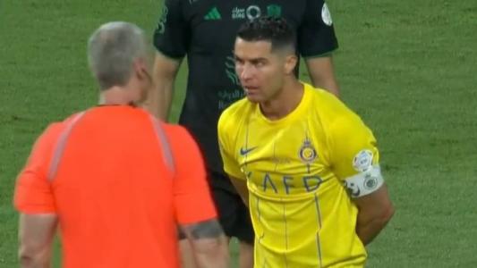 Daronco (esq) e Cristiano Ronaldo (dir) durante partida pela Liga Saudita