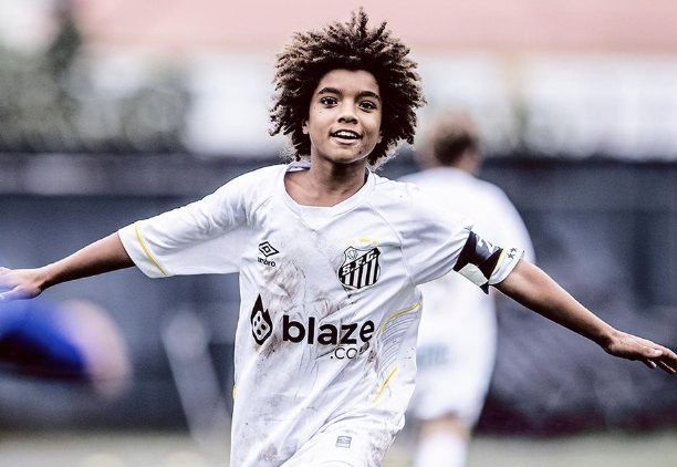 Aos 11 anos, promessa do Santos viraliza com golaços e jogadas no futsal; vídeo