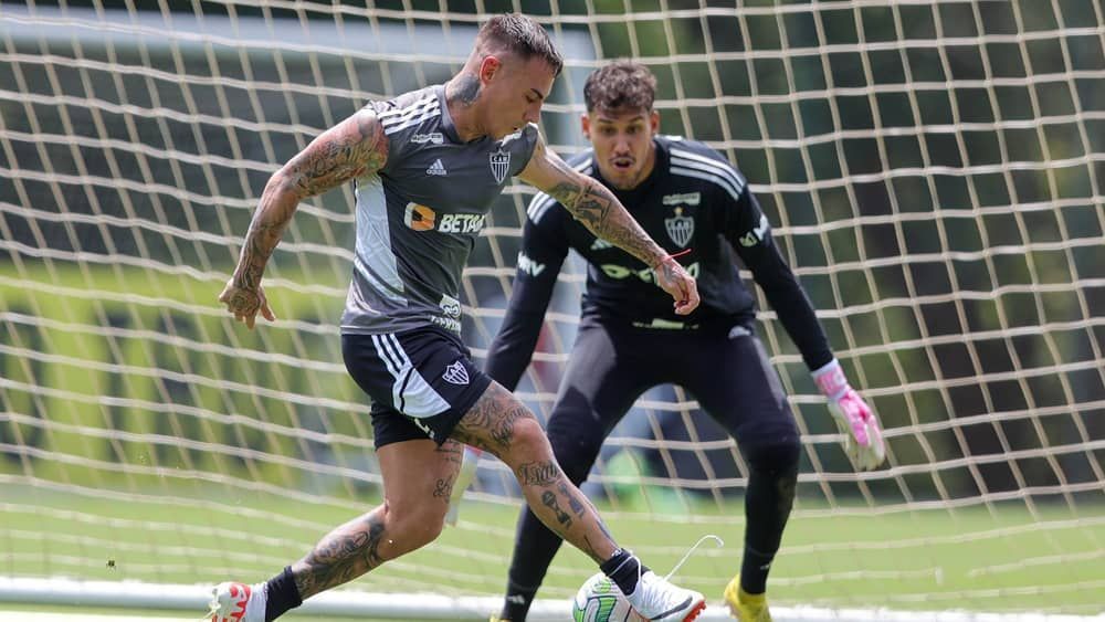 Recuperado, Vargas marca golaço em volta aos treinos pelo Atlético; assista