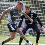 Recuperado, Vargas marca golaço em volta aos treinos pelo Atlético; assista